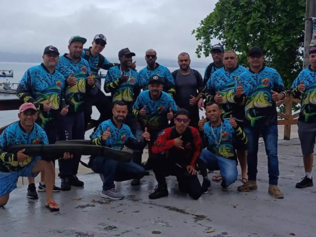 Pescadores no litoral com camisetas azuis estampadas com dourado